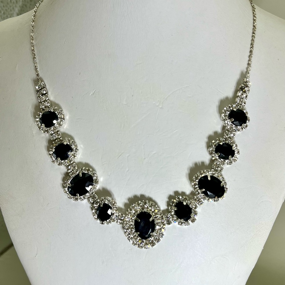 Sophisticated Black and Silver Necklace with Timeless Design - Picture 2 of 3